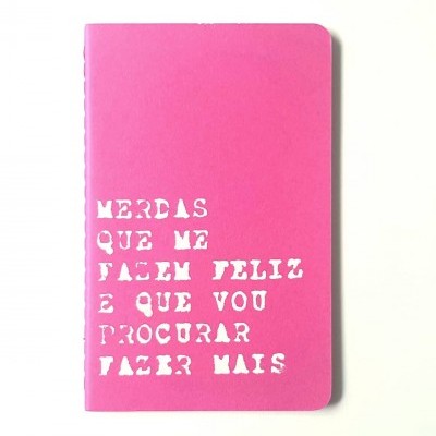 Caderno rosa com texto em branco na capa