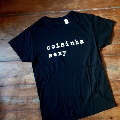 T-shirt preta com texto branco 'coisinha sexy'