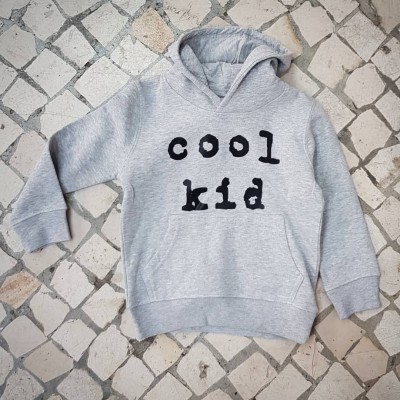 sweatshirt cinzenta com capuz e texto 'cool kid'