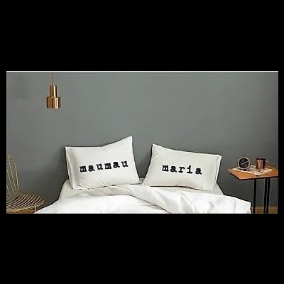 Travesseiros brancos com nomes 