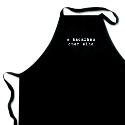 Avental preto com texto branco 'o bacalhau quer alho'
