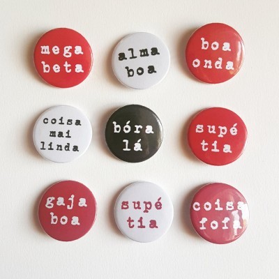 Nove chapas redondas coloridas com texto em português