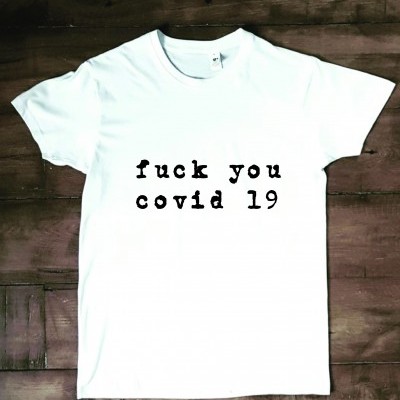 T-shirt branca com texto 'fuck you covid 19' preto
