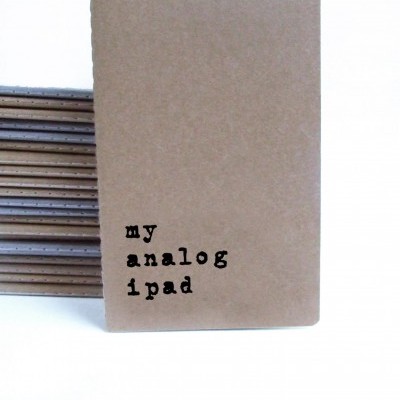Caderno castanho com texto preto 'my analog ipad'