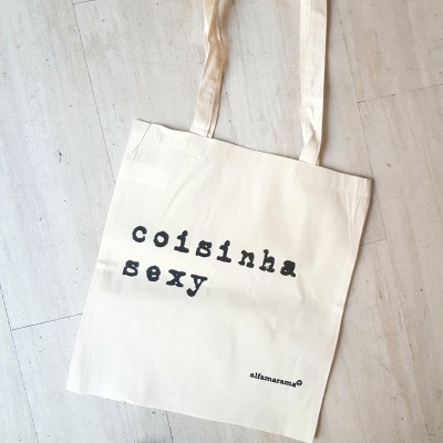 Mala de tecido crua com texto preto 'coisinha sexy'