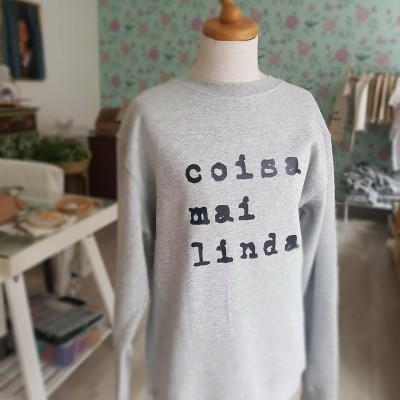 Sweatshirt cinzenta clara com texto 'coisa mai linda'