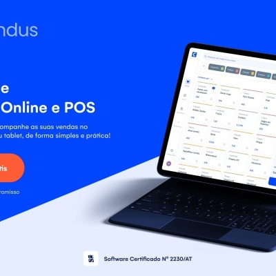 Computador portátil a mostrar software de faturação online e POS com texto promocional em fundo azul