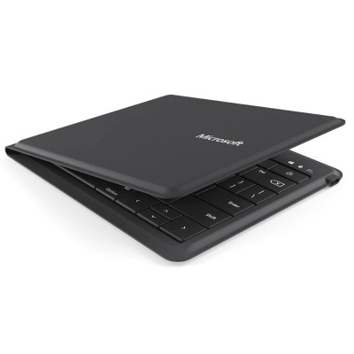 Teclado portátil preto Microsoft parcialmente fechado