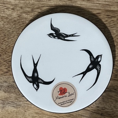 Prato cerâmico branco redondo com desenho de andorinhas negras e autocolante Made in Portugal