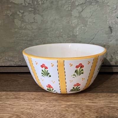 Taça decorativa branca com flores vermelhas e faixas amarelas