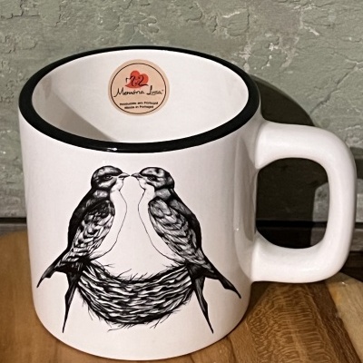 Caneca branca com desenho de pássaros e etiqueta Memória Lusa