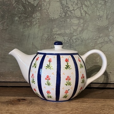 Chaleira de cerâmica com padrão floral e listras azuis