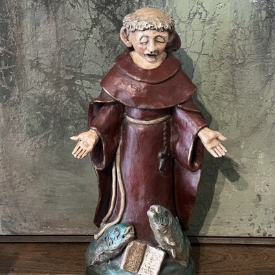 Estátua de Santo Francisco com duas aves e livro, em cerâmica colorida