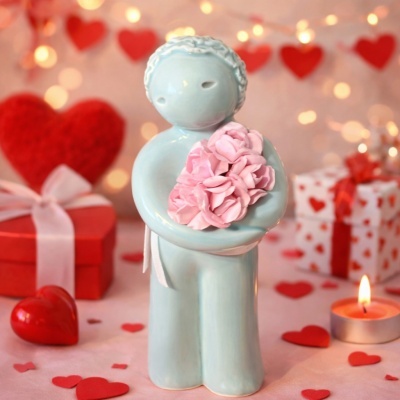Figura decorativa azul claro em cerâmica com flores rosas e decoração de corações e velas