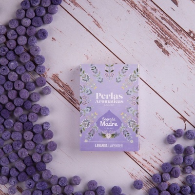 Caixa de perlas aromáticas de lavanda roxa com padrão floral e pérolas roxas dispersas