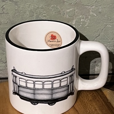 Caneca branca com desenho de elétrico preto e branco e autocolante interior Manuela Josï