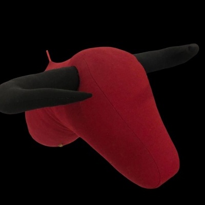 Cabeça decorativa de touro vermelha com chifres pretos