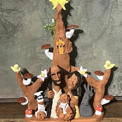 figura decorativa de presépio em barro pintado com personagens e elementos naturais