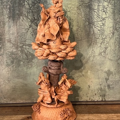 Escultura em terracota com figuras humanas e criança