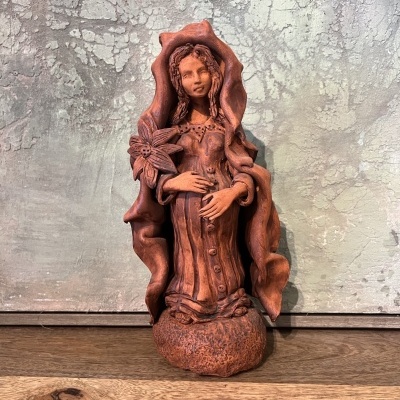 Estátua decorativa de figura feminina em cerâmica vermelha com flor