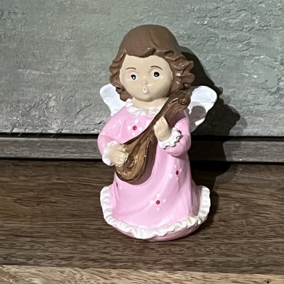 Estatueta de anjo a tocar instrumento musical, vestido rosa, asas brancas