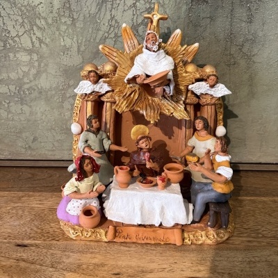 Escultura em cerâmica cena religiosa com figuras humanas e anjo