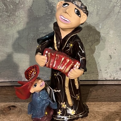 Figuras decorativas de cerâmica de homem com acordeão e criança com chapéu vermelho e guitarra