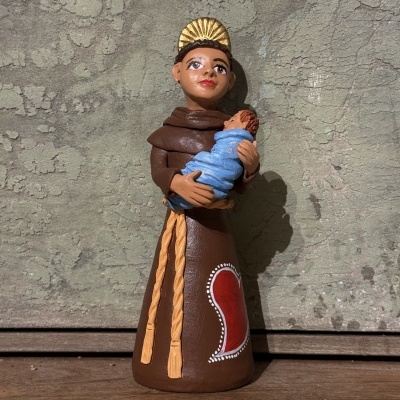 Estatueta de santo em cerâmica castanha segurando criança azul com auréola dourada