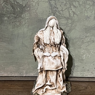 Estátua decorativa de mulher em tecido cerâmico castanho claro e branco