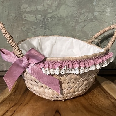 Cesta de verga com forro branco, laço rosa e renda rosa e branca