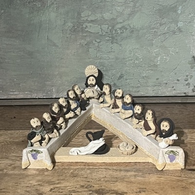 Escultura da Última Ceia com figuras de cerâmica e base triangular com uvas