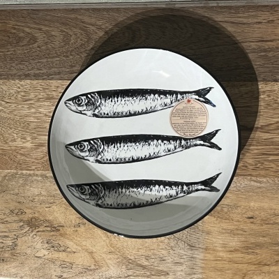 Prato branco com bordo preto e três sardinhas desenhadas em preto
