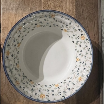 Prato fundo branco com decoração floral e borda azul