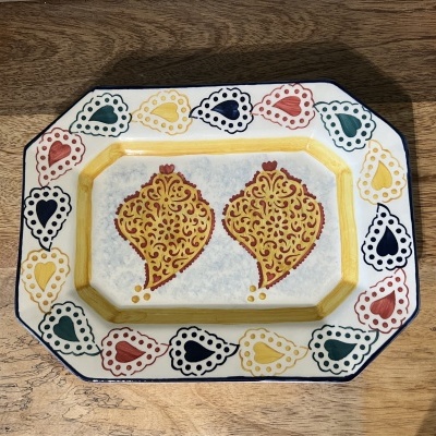 Tabuleiro retangular de cerâmica com desenho colorido de romãs
