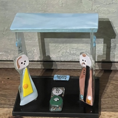 Escultura em vidro colorido com base preta e topo azul