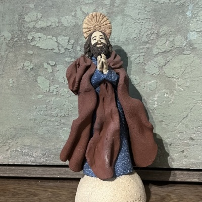 Estátua de São Bartolomeu com túnica azul e manto castanho