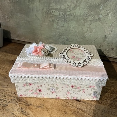 Caixa decorativa retangular floral com fita rosa, renda branca, flores de tecido e moldura decorativa