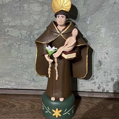 Figura religiosa de São António em madeira com hábito castanho e detalhes dourados