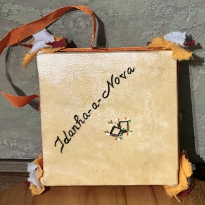 Caixa de madeira bege com inscrição Idanha-a-Nova e fita laranja