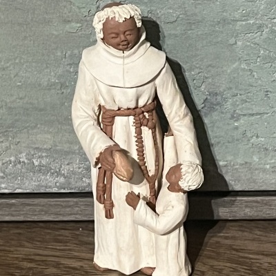 Estatueta decorativa de duas figuras religiosas em cerâmica castanha e creme