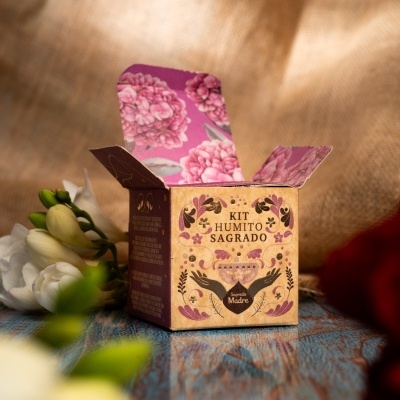 Embalagem de cartão com design floral e texto Kit Humito Sagrado
