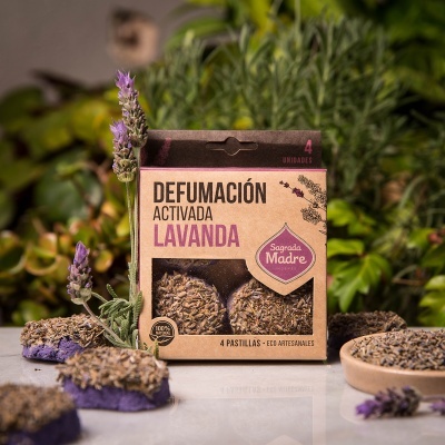 Caixa de defumação de lavanda com pastilhas artesanais e ramos de lavanda ao redor