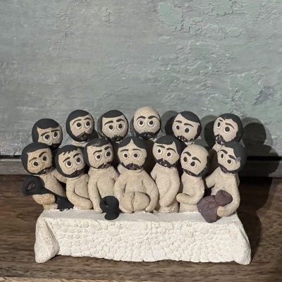 Figura cerâmica de 13 homens barbudos sentados à mesa com toalha branca