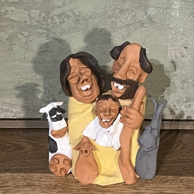 Figura decorativa de família feliz em cerâmica colorida com animais