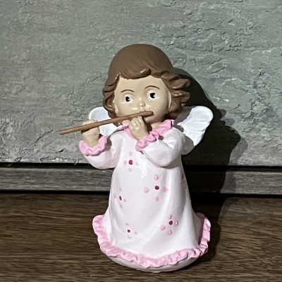 Figura decorativa de anjo a tocar flauta com vestido branco e rosa
