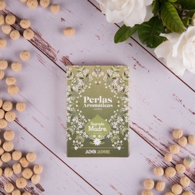 Embalagem verde de Perlas Aromáticas JAZMÍN com padrão floral, pérolas e flores brancas