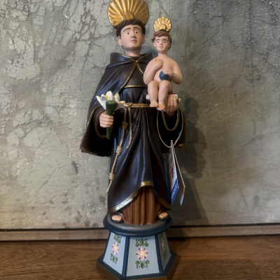 Estátua religiosa de Santo António com menino e base decorada
