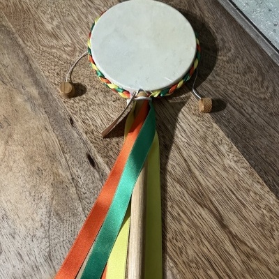 Tamborim de madeira com fitas coloridas