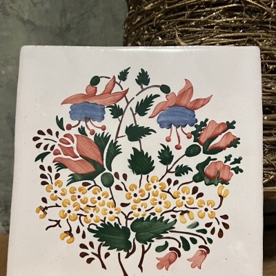 Azulejo decorativo com flores pintadas coloridas