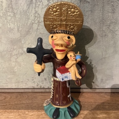 Figura religiosa decorativa em cerâmica com auréola dourada e cruz preta